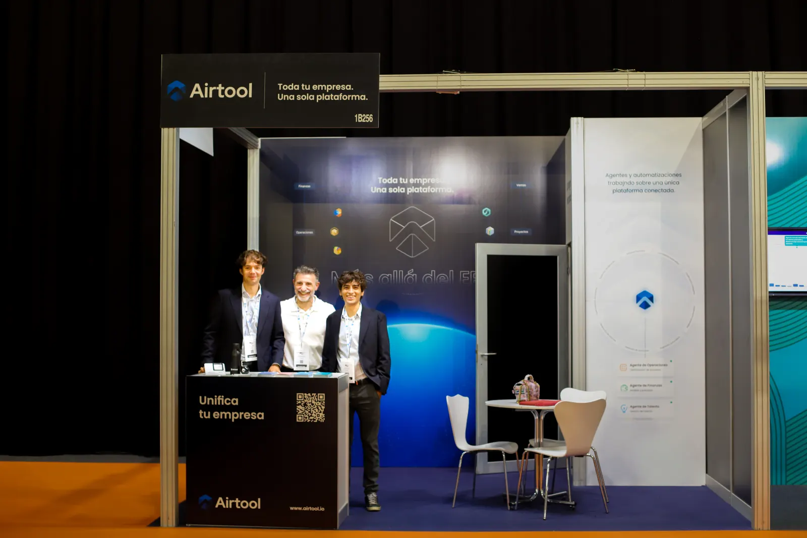 Three members of the Airtool team at the booth — Toda tu empresa. Una sola plataforma.