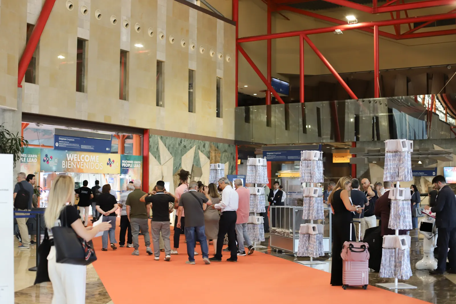 Attendees arriving through the FYCMA congress hall at DES 2026